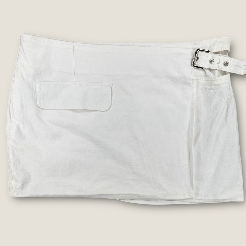 White Fox Boutique White Buckle Wrap Cargo Mini Skirt Cotton Size Large L